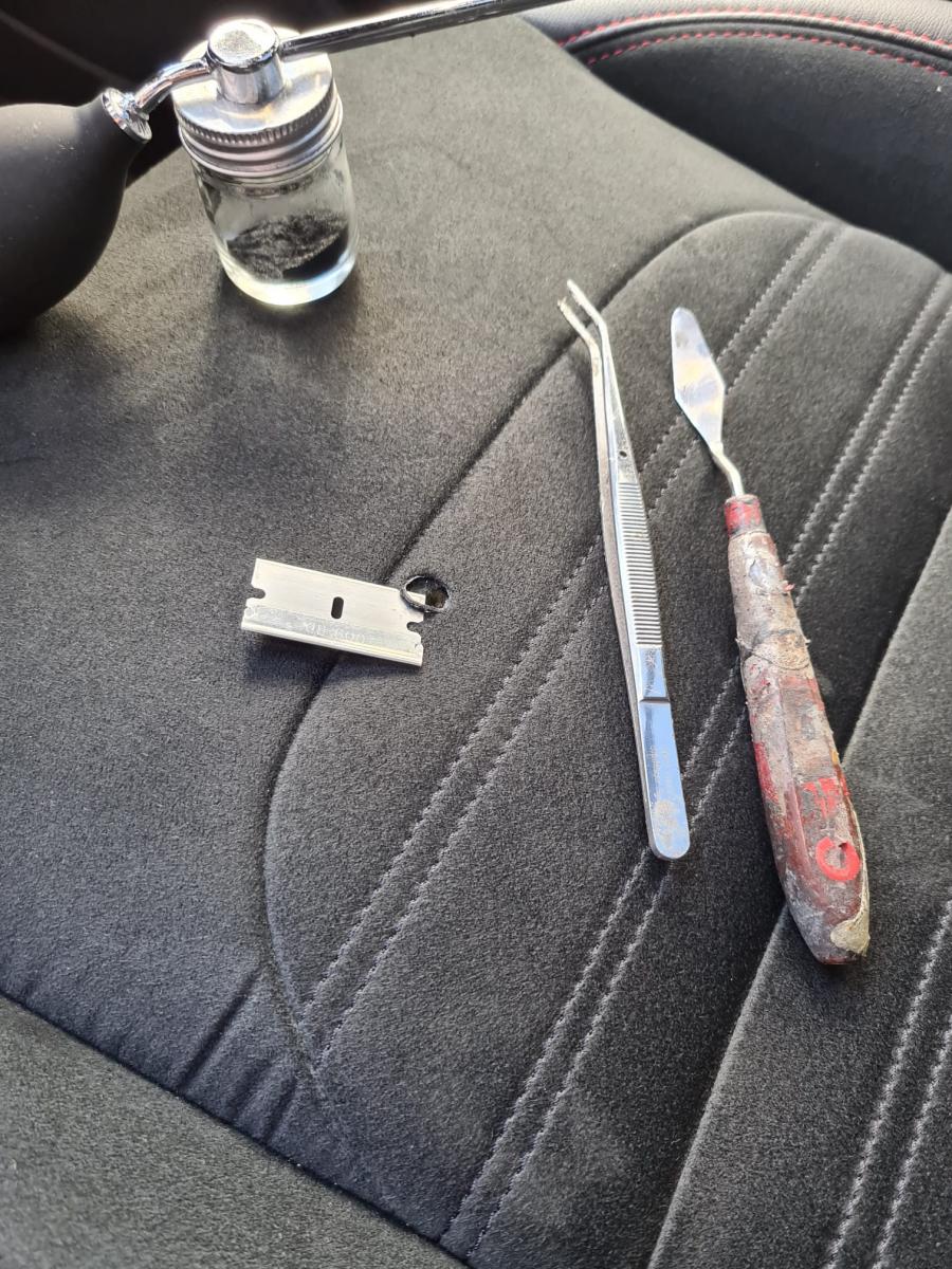 Réparation trou de cigarette - Del'Boss Réparation tapis siège auto